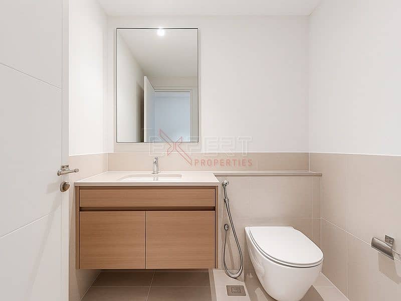 Elegant 3BR | Panoramic Downtown Views | Excellent Condition - Image 9