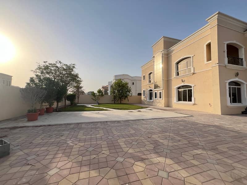 Luxurious Villa | Prime Location |Garden - Image 28