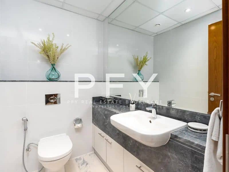 Luxury living | canal view | fully furnished - Image 11