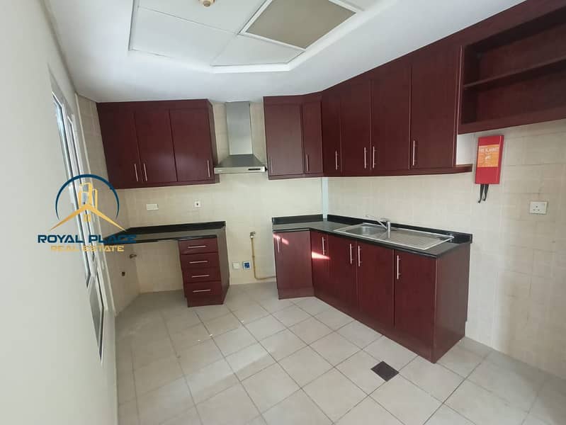 Spacious I Community View I Close to metro