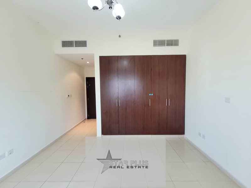 ON A PRIME LOCATION SPACIOUS 2 BEDROOM WITH CLOSED KITCHEN,2 BALCONIES HAVING GYM,POOL AND PARKING. - Image 7