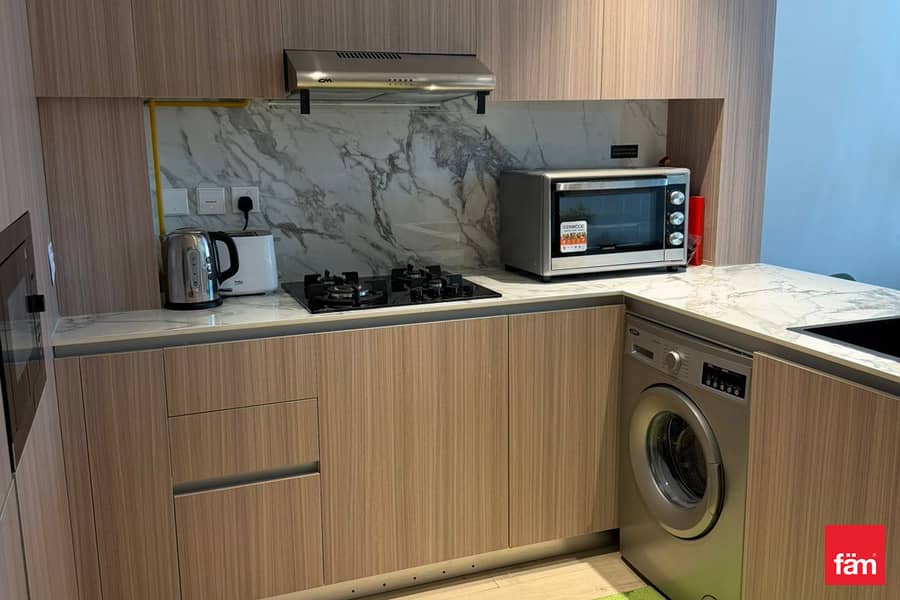 Spacious fully furnished 1 bed plus maid room