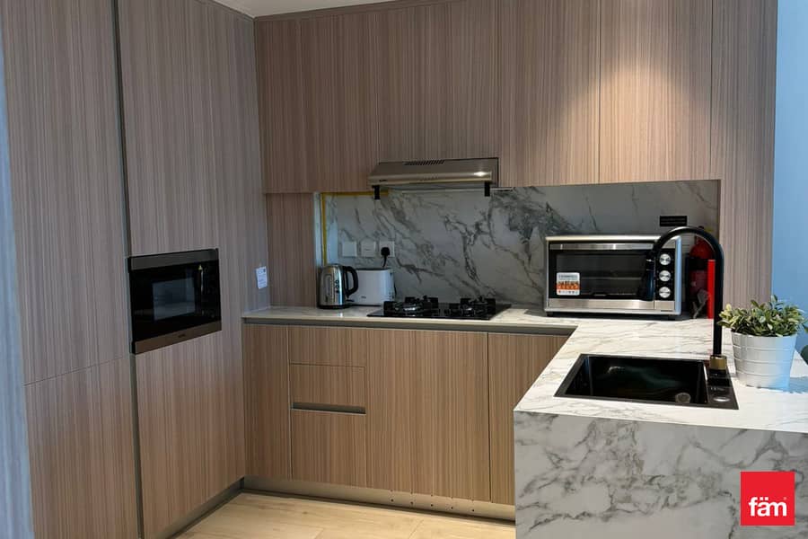 Spacious fully furnished 1 bed plus maid room