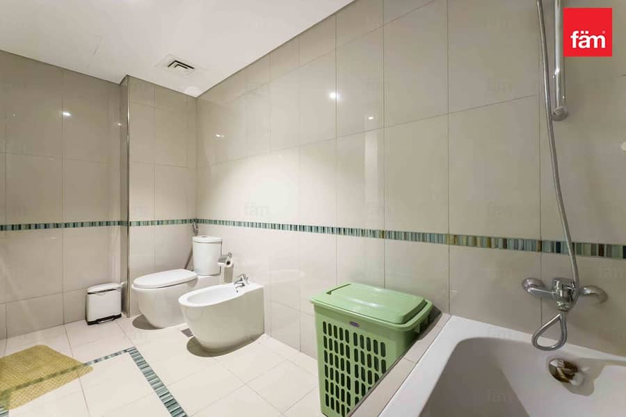 Spacious apt, Mid Floor, Full Marina View - Image 12