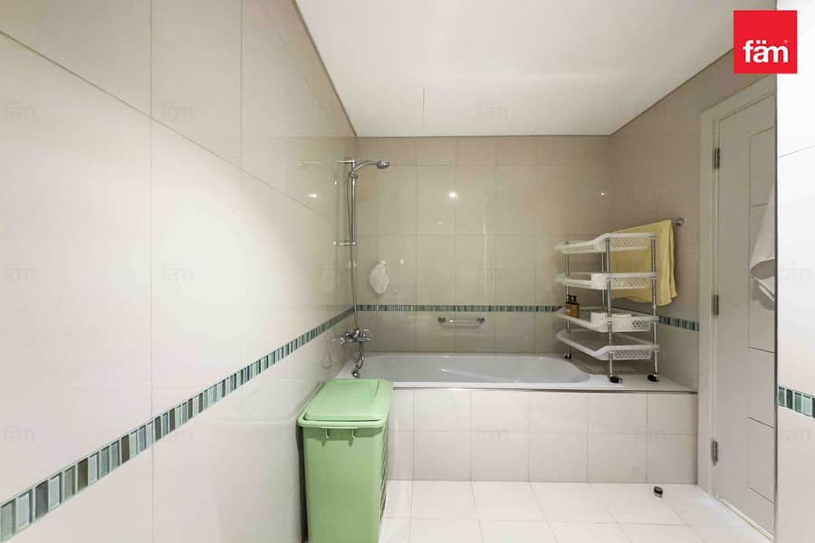 Spacious apt, Mid Floor, Full Marina View - Image 15