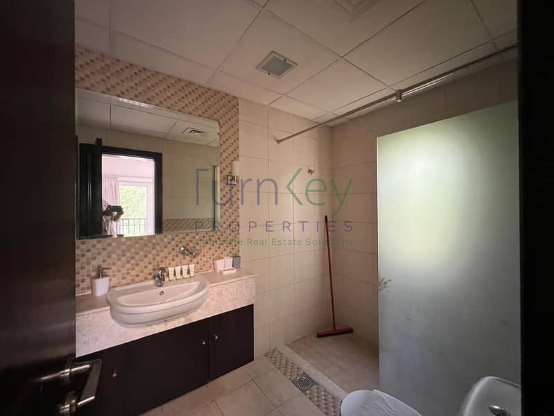 Upgraded Fully Furnished | 5 Bedrooms with Pool - Image 25