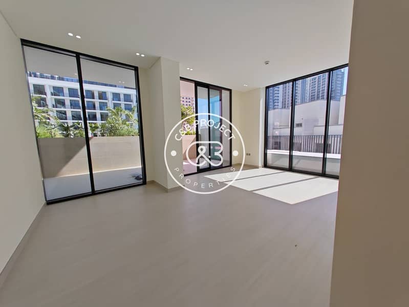 RARE corner Large | Pool View and Closed Kitchen