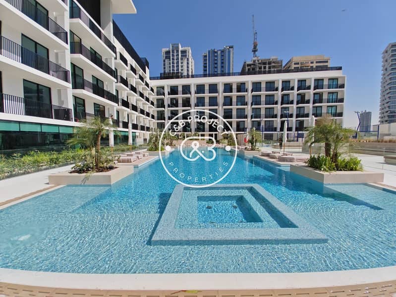 RARE corner Large | Pool View and Closed Kitchen