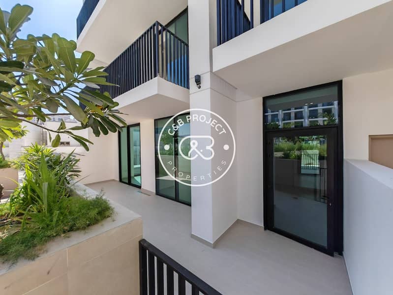 RARE corner Large | Pool View and Closed Kitchen