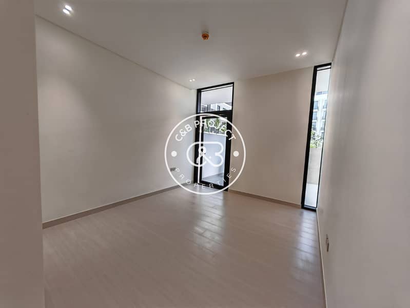 RARE corner Large | Pool View and Closed Kitchen - Image 8