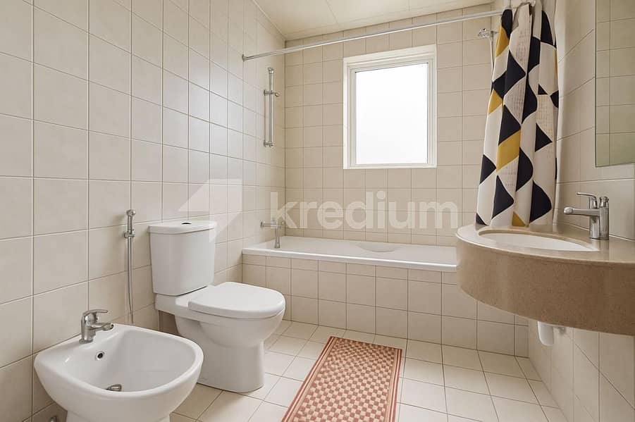 Direct to Pool | Lake View | Well Maintained - Image 12