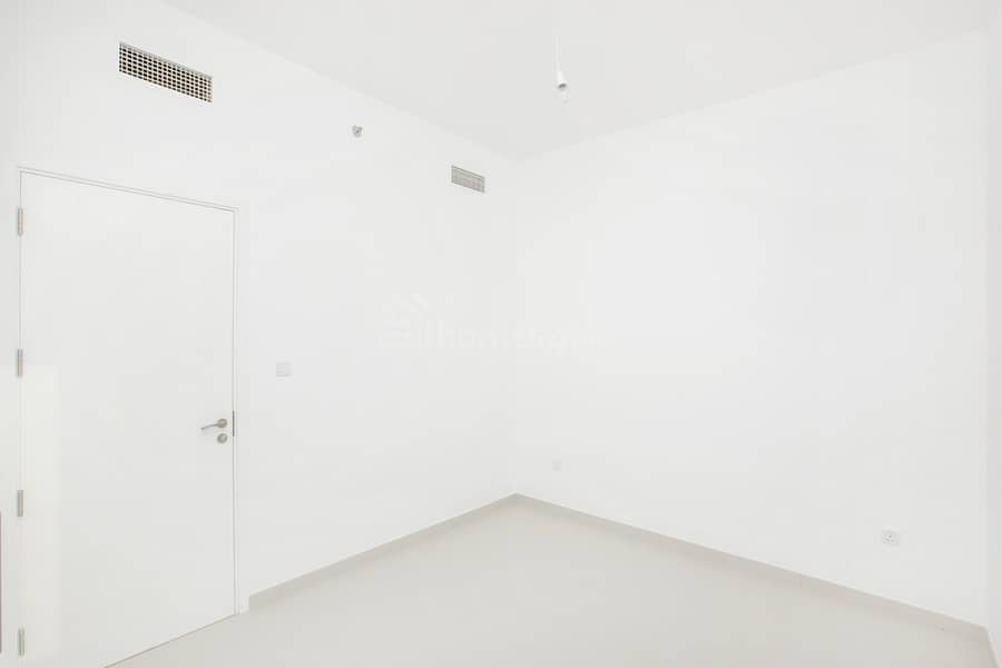 GREAT LOCATION | MID-FLOOR | READY TO MOVE IN