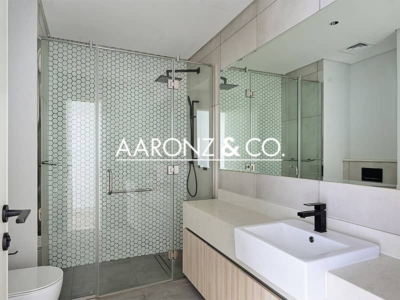 Large-sized unit I Park facing I Vacant, 26 Dec. - Image 10