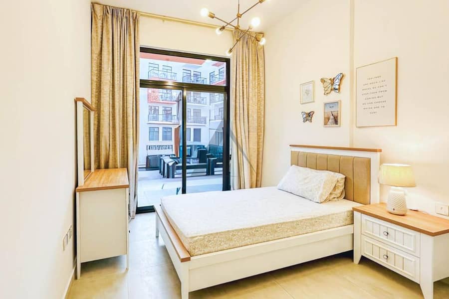 Furnished 2bhk Vacant : Pool View : Huge Terrace - Image 9