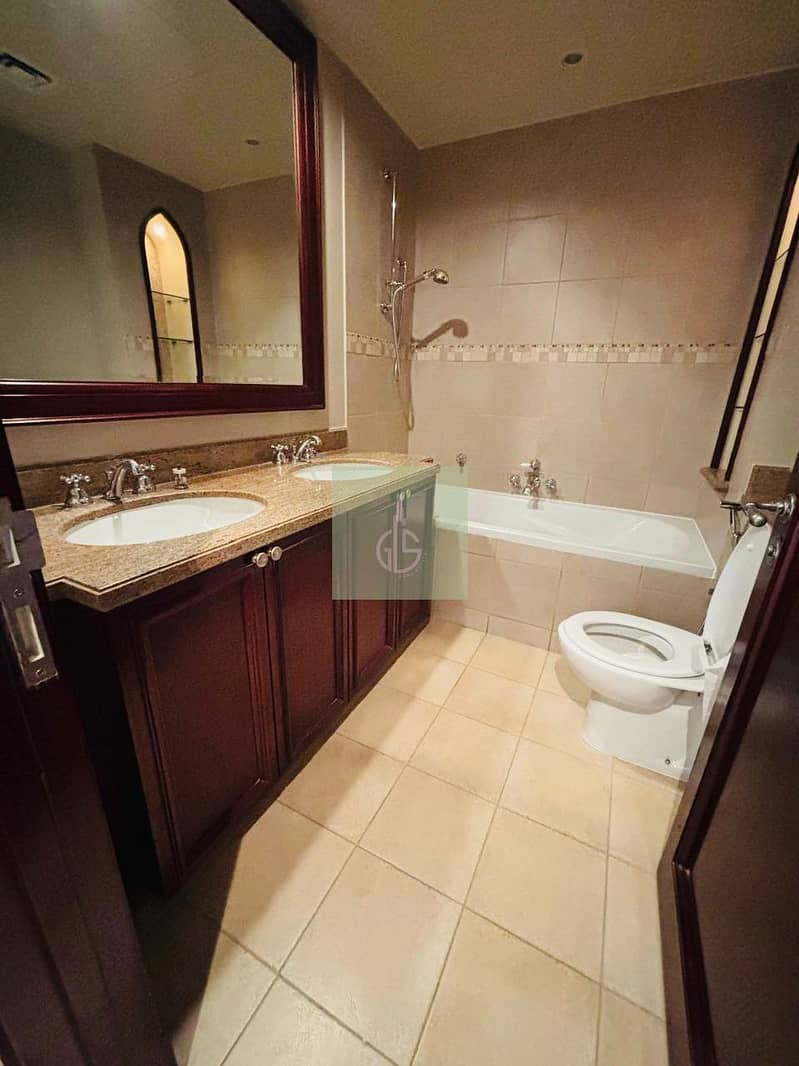 Spacious 2 Bedroom Apartment | BLVD And Pool View| Dubai - Image 14