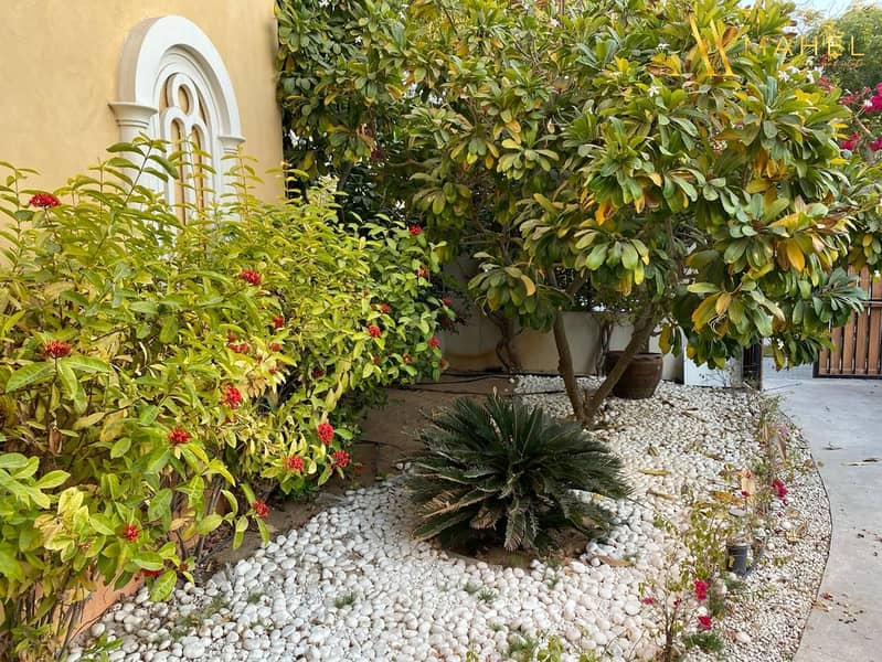 Spacious | 5BR + Maids | Vacant - Image 18