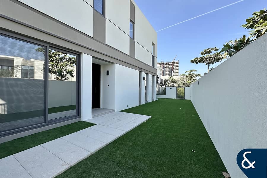 CORNER-END | LANDSCAPED | FULLY UPGRADED