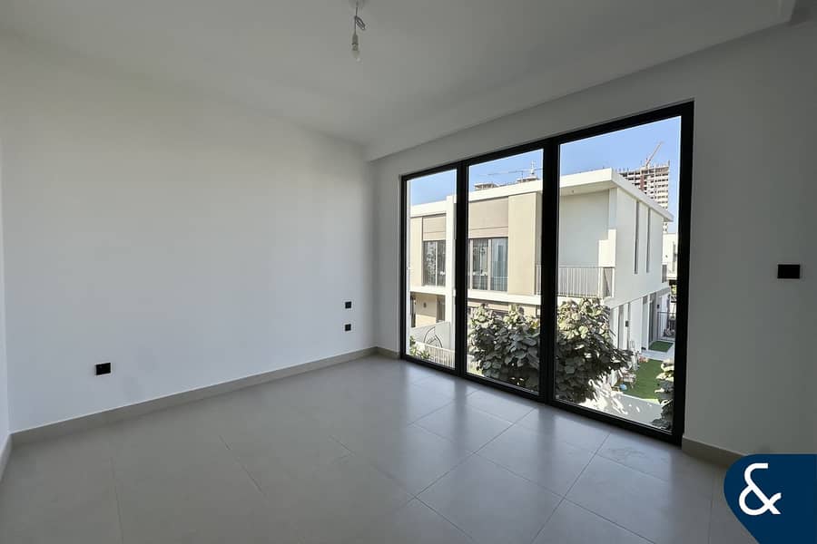 CORNER-END | LANDSCAPED | FULLY UPGRADED