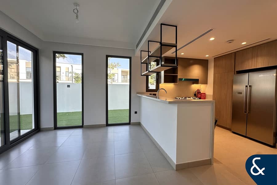 CORNER-END | LANDSCAPED | FULLY UPGRADED - Image 6