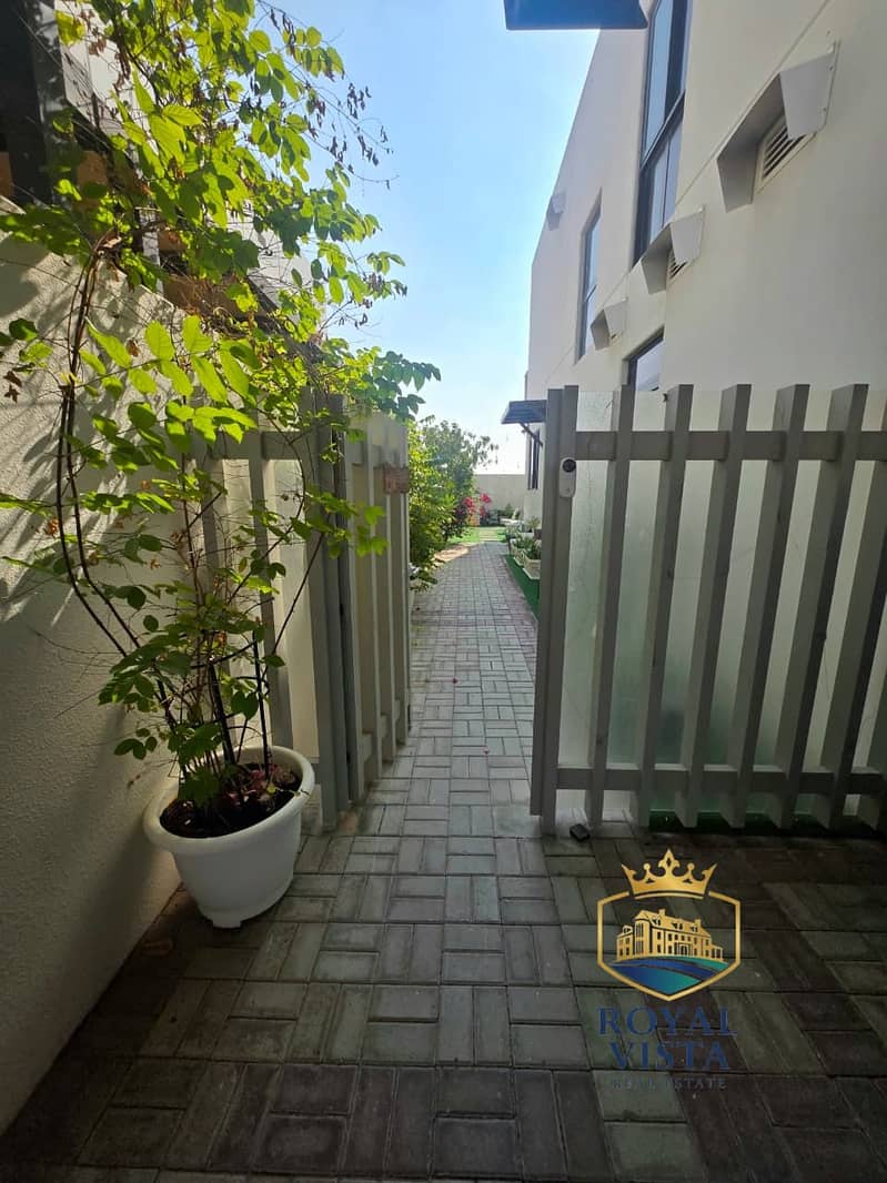 3bed+maid | Corner | Single Row