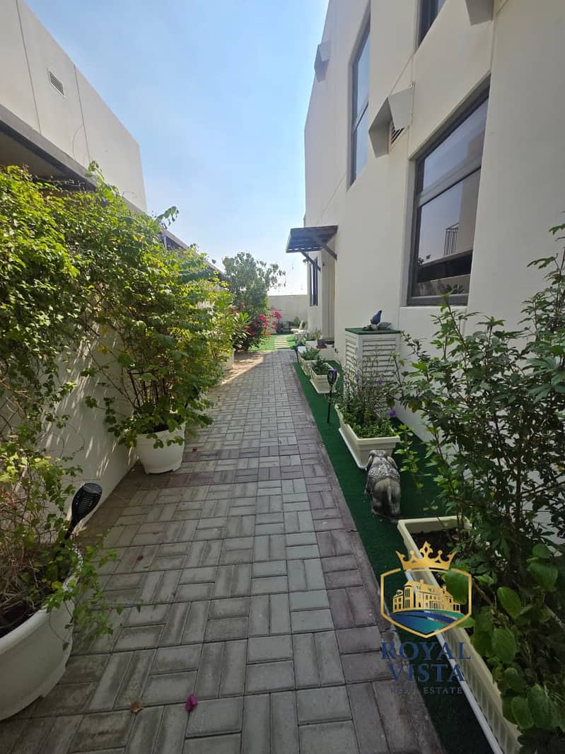 3bed+maid | Corner | Single Row