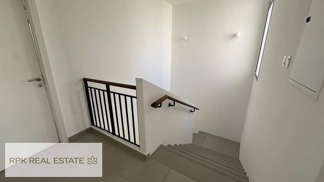 READY TO MOVE IN | COMMUNITY LIVING | SPACIOUS - Image 8