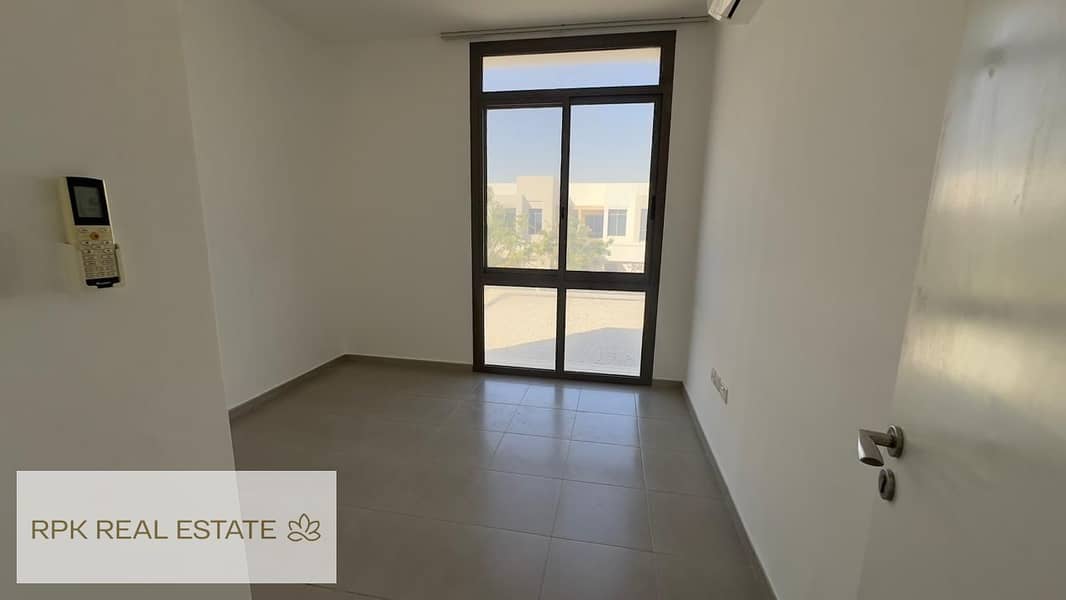 READY TO MOVE IN | COMMUNITY LIVING | SPACIOUS - Image 12