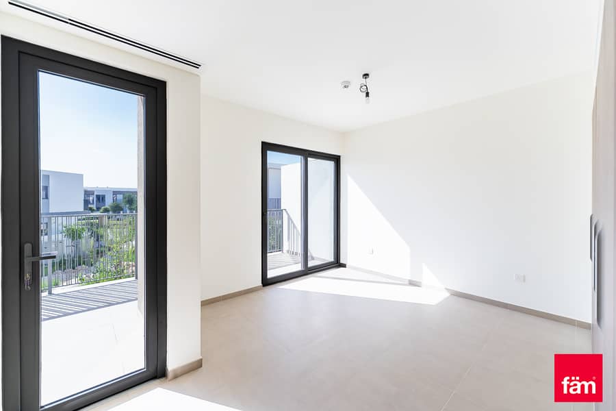 Stunning |4br Big Plot | Single Row | Park Facing - Image 6