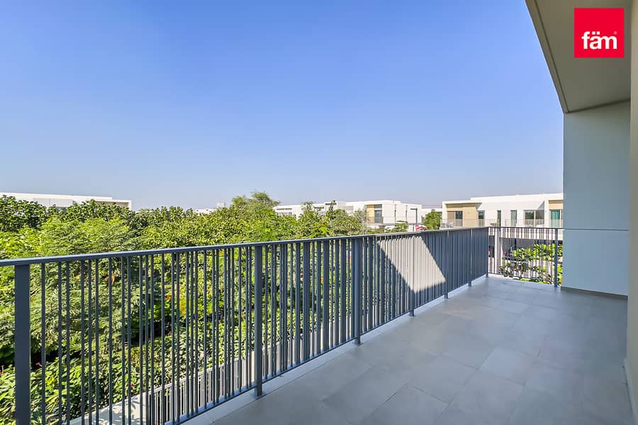 Stunning |4br Big Plot | Single Row | Park Facing - Image 10