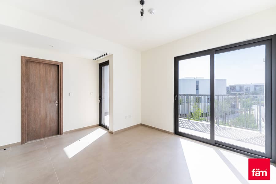 Stunning |4br Big Plot | Single Row | Park Facing - Image 11