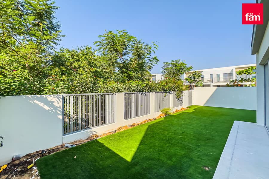 Stunning |4br Big Plot | Single Row | Park Facing - Image 14