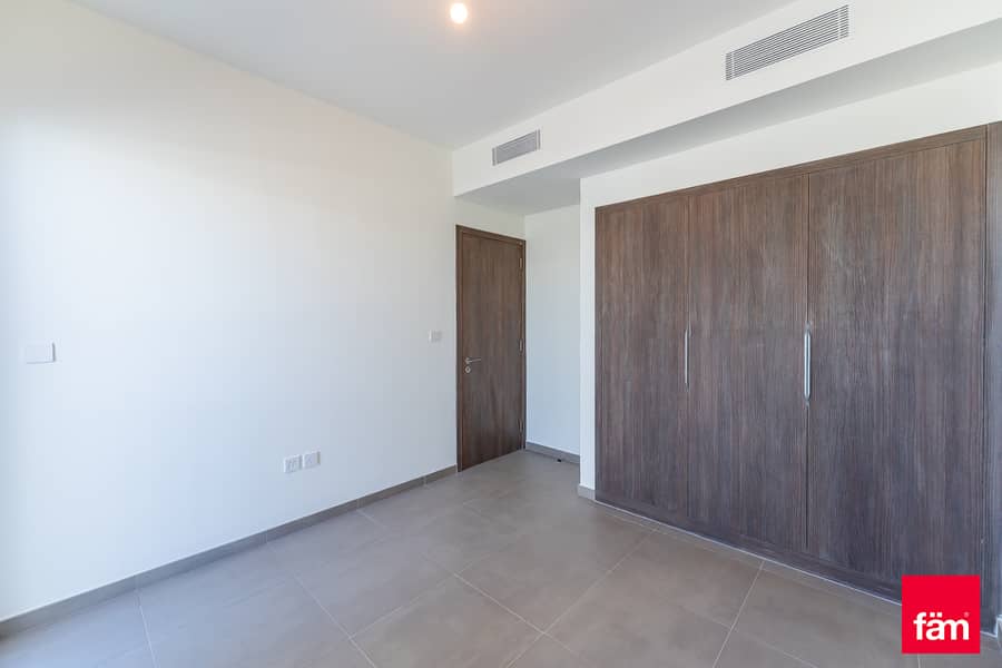 Stunning |4br Big Plot | Single Row | Park Facing - Image 17