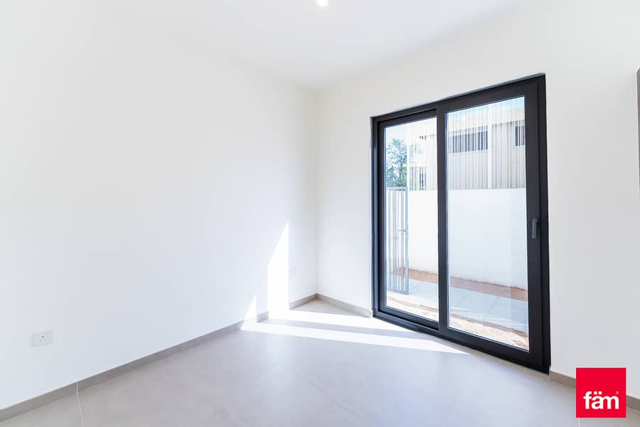 Stunning |4br Big Plot | Single Row | Park Facing - Image 18