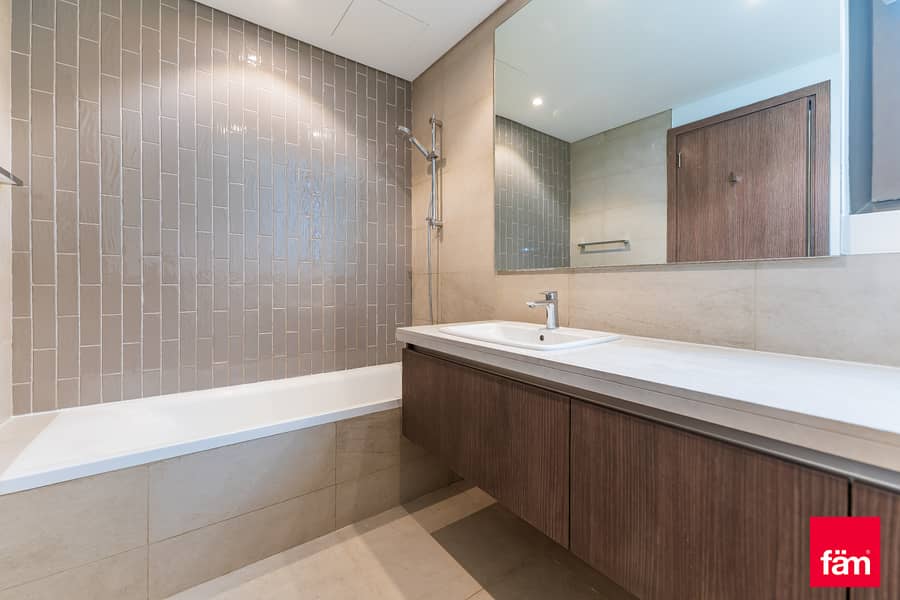 Stunning |4br Big Plot | Single Row | Park Facing - Image 21