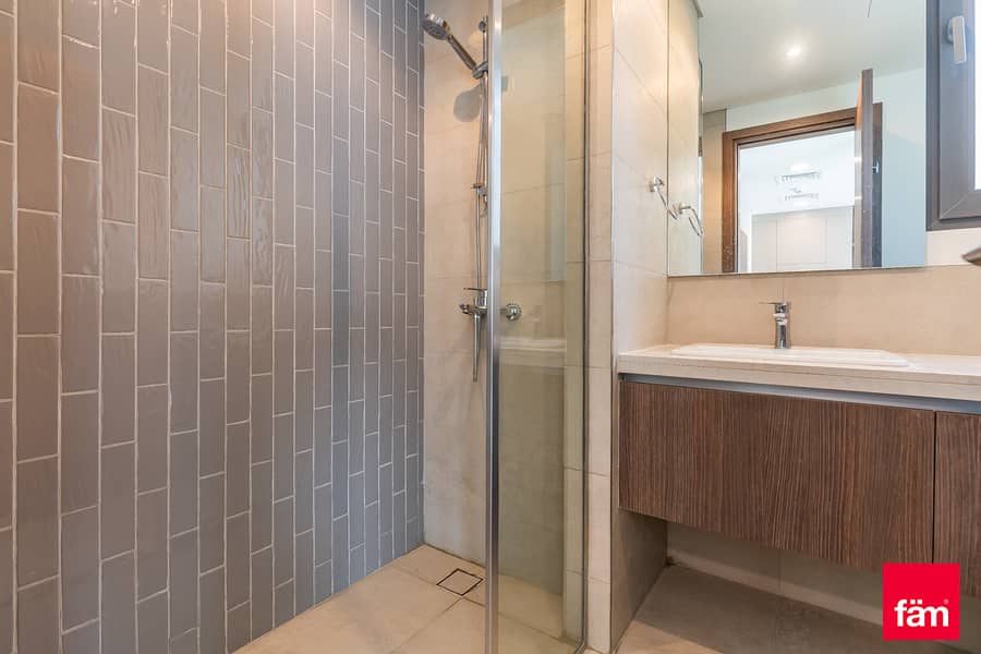 Stunning |4br Big Plot | Single Row | Park Facing - Image 22