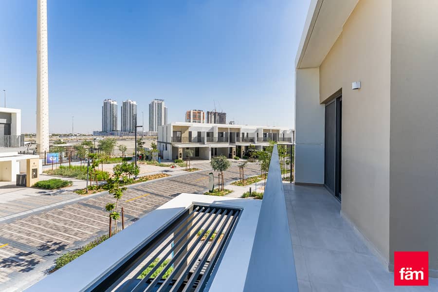 Stunning |4br Big Plot | Single Row | Park Facing - Image 27