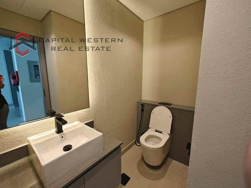 Vacant | Burj Khalifa View | Spacious Layout - Image 10