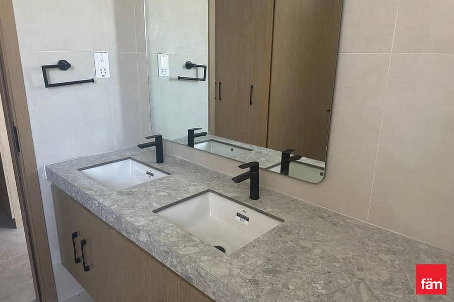 Luxurious Corner Single Raw Unit Near Pool