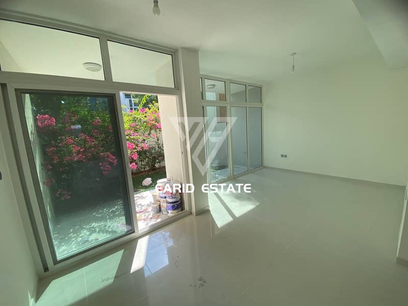 3 Bedrooms, 3 Bathrooms / Vacant / Single Row