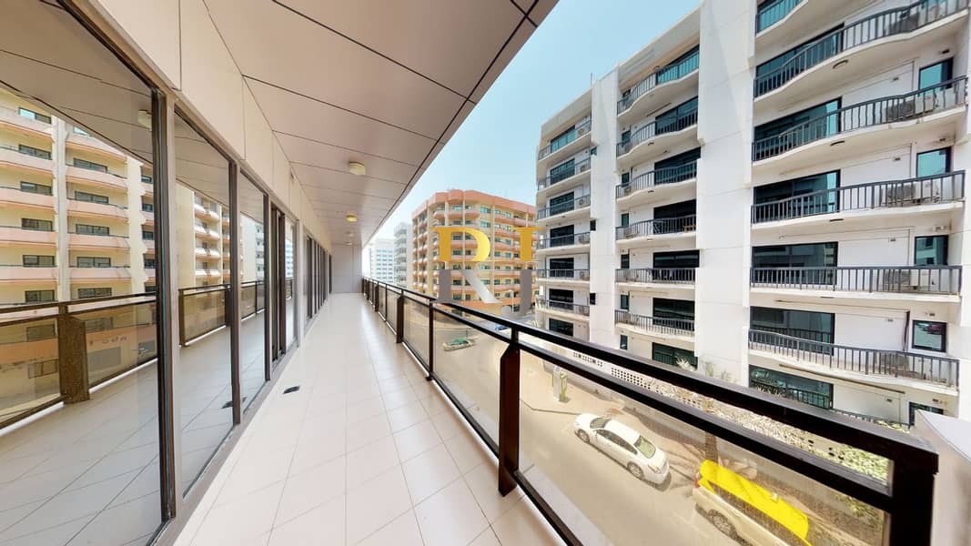 Elegant 4 BR Apt with Modern Amenities