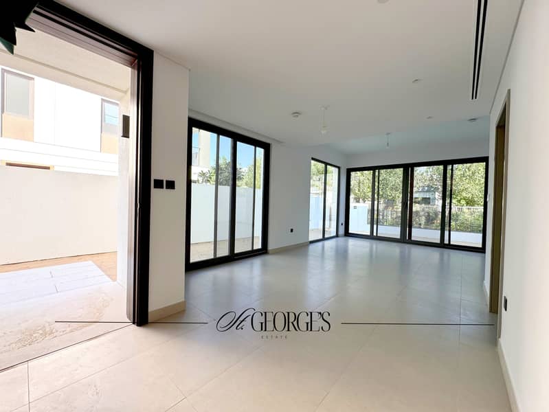 Vacant | Internal Plot | Closed Kitchen