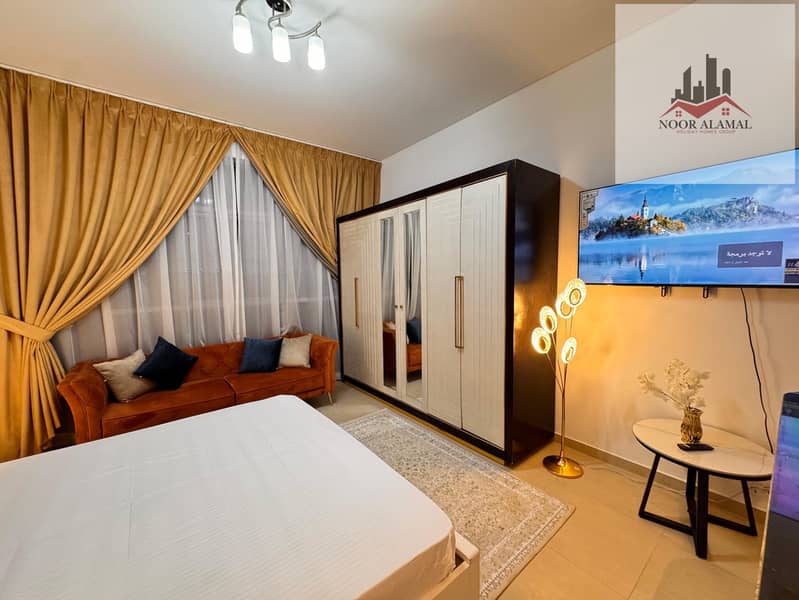 Dubai, Al Furjan: Furnished studio apartment with hotel-style furnishings, first occupancy. Spacious room, American-style kitchen, and bathroom. - Image 8