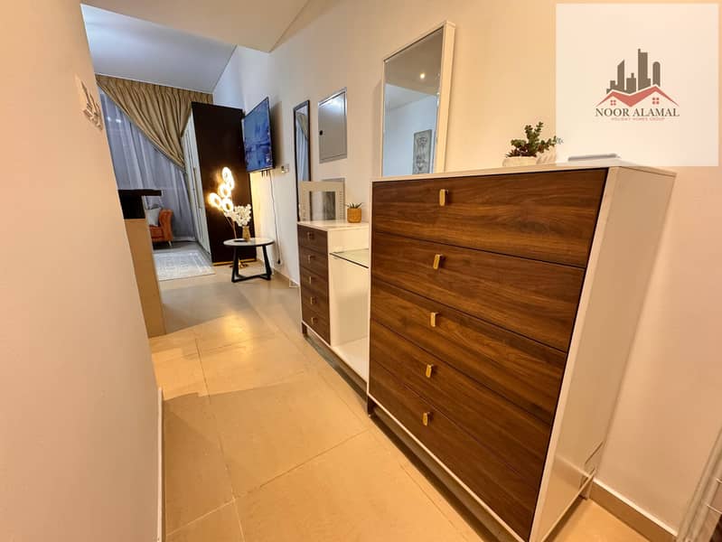 Dubai, Al Furjan: Furnished studio apartment with hotel-style furnishings, first occupancy. Spacious room, American-style kitchen, and bathroom. - Image 10