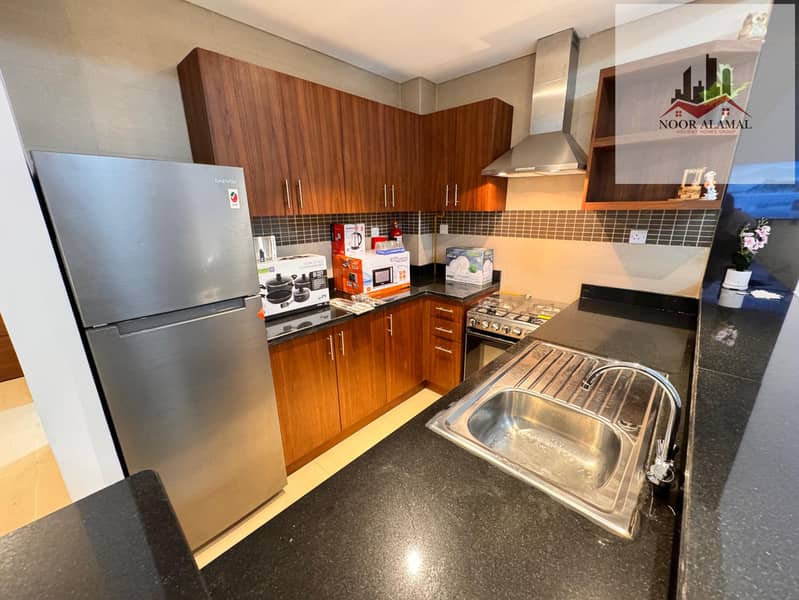 Dubai, Al Furjan: Furnished studio apartment with hotel-style furnishings, first occupancy. Spacious room, American-style kitchen, and bathroom. - Image 15