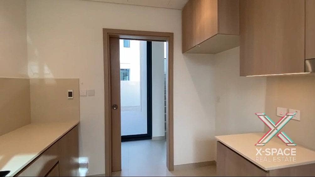 Villa Behind Central Park and Ready to Move In - Image 10