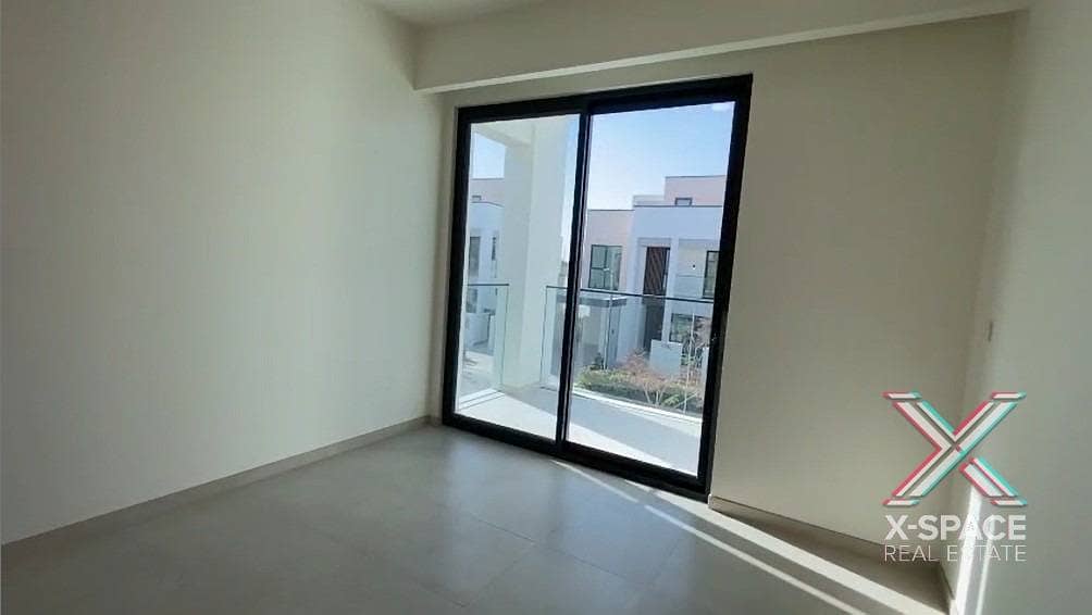 Villa Behind Central Park and Ready to Move In - Image 11