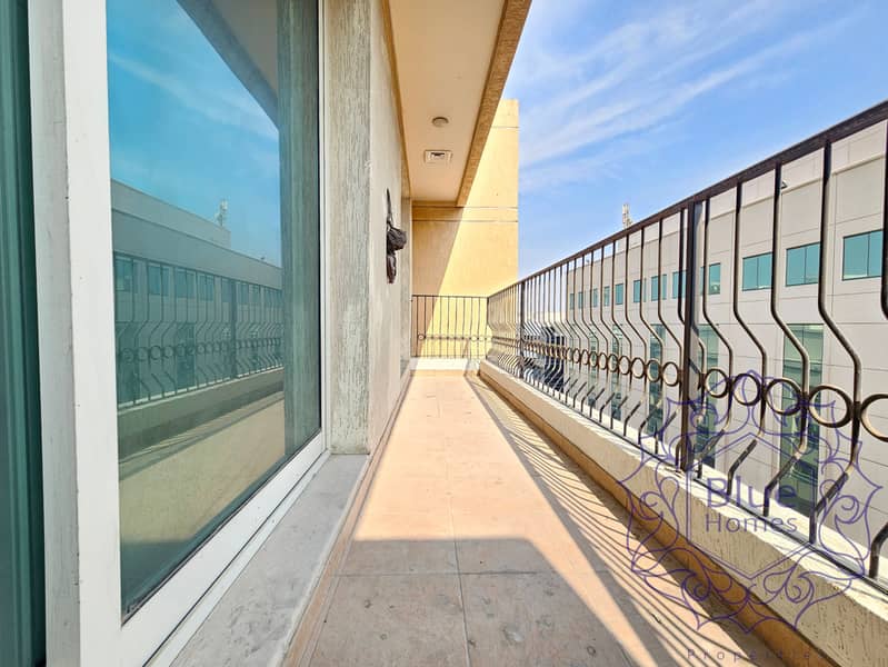 Family living ! 3BR + laundry room Huge hall & room near to oud metha merto station