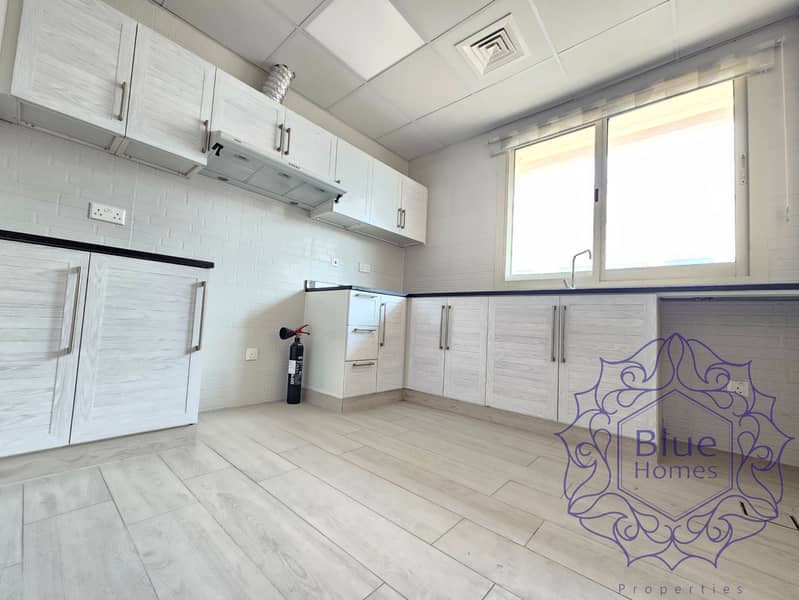 Family living ! 3BR + laundry room Huge hall & room near to oud metha merto station