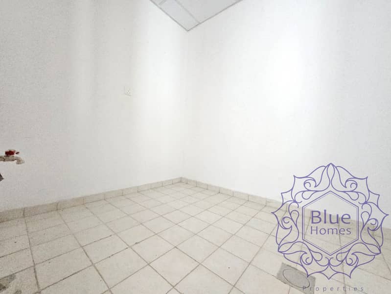 Family living ! 3BR + laundry room Huge hall & room near to oud metha merto station - Image 8
