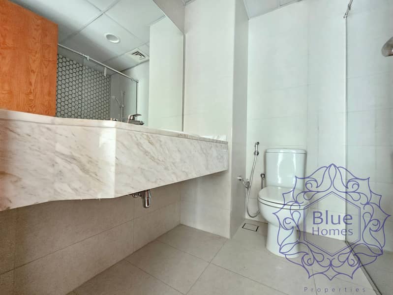 Family living ! 3BR + laundry room Huge hall & room near to oud metha merto station - Image 9